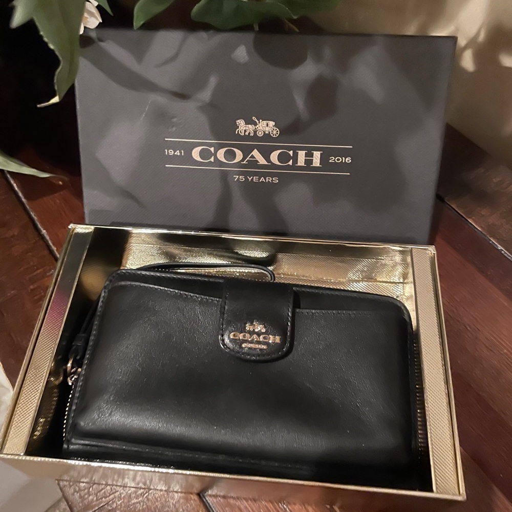 Retail store coach wallet with arm let